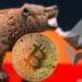 Bitcoin y oso representando mercado a la baja con Ethereum representando Merge al fondo