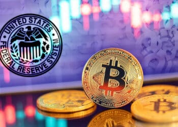 Bitcoin con gráfico y signos de interrogación y logo de Fed