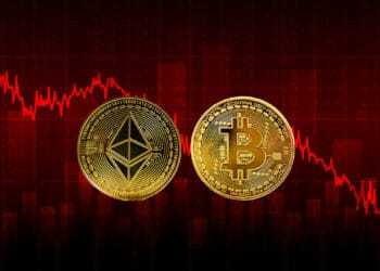 monedas de bitcoin y ethereum sobre gráfico de precio bajista en rojo