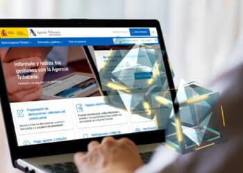 Persona pagando impuestos en España junto al Merge de Ethereum.