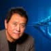 Robert Kiyosaki y una mano sosteniendo inversiones