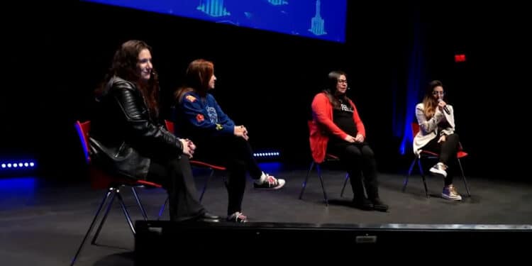 Mujeres conversando en ETH Santiago.