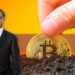 Gustavo Petro en junto a mano sosteniendo moneda de bitcoin