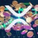 gráfico de precio alcista sobre logo de XRP con monedas cayendo en el fondo