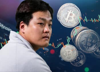 Do Kwon junto a unos bitcoins.