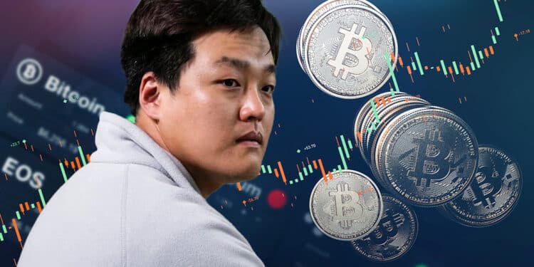 Do Kwon junto a unos bitcoins.