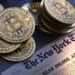 Bitcoins junto a diario de New York Times.