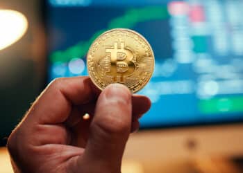 Mano de trader con BTC