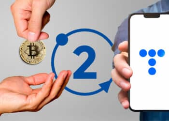 Compra en bitcoin, persona con teléfono y logo de telefonica y logo de bit2me