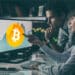 Traders mirando btc en pantalla