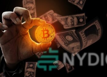 mano sostiene moneda de bitcoin con billetes de dólares cayedo y logo de NYDIG en el fondo
