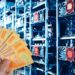manos sosteniendo abanico de billetes de pesos argentinos con rags de mineros de criptomonedas en el fondo