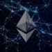 logo de ethereum en red digital