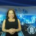 Ministra de Turismo de El Salvador, Morena Valdez con ciudad digital, cadena de bitcoin y bandera de El Salvador en el fondo