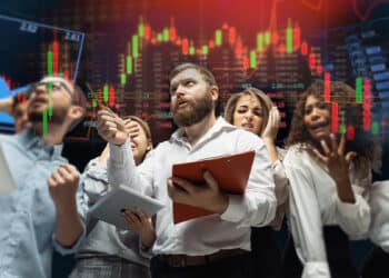 Inversionistas con miedo junto a gráfico de bitcoin.