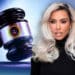 Kim Kardashian con un mazo de juez y logo de SEC