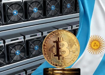 Bitcoin junto a bandera de Argentina acompañados de unos mineros.