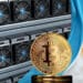 Bitcoin junto a bandera de Argentina acompañados de unos mineros.