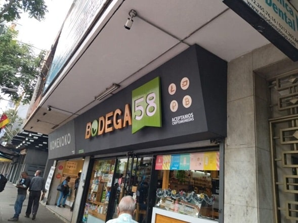 fachada del bodegon Bodega 58, local que acepta pagos en criptomonedas en Caracas, Venezuela