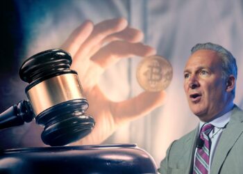 peter Schiff junto a martillo legal com persona sosteniendo moneda de bitcoin en el fondo