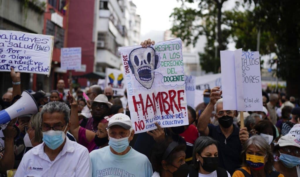 docentes venezolanos protestan en las calles de Caracas por el bono vacacional