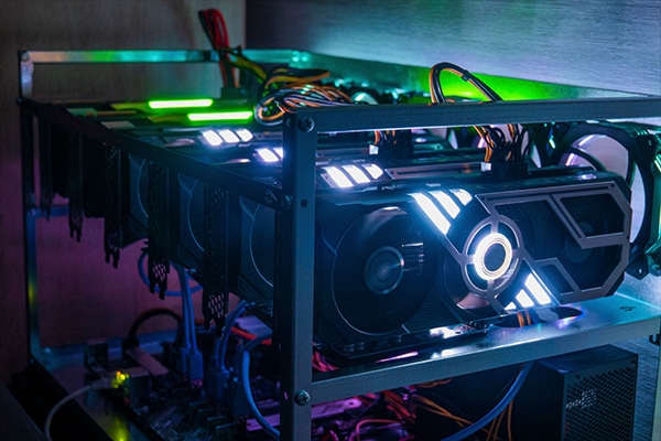 tarjetas gráficas colocadas en estructura metalica para la minería de criptomonedas