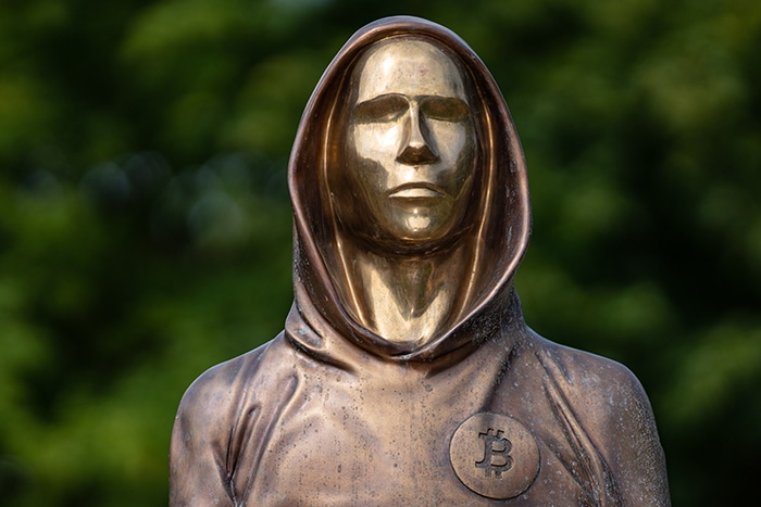 retrato de la estatua de Satoshi akamoto, misterioro fundador de Bitcoin