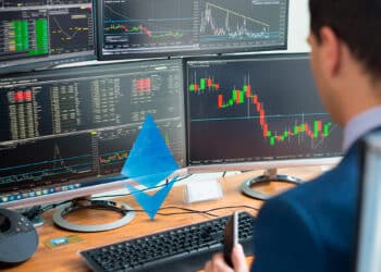 Trader analizando el precio de ethereum.