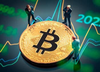 Inversionistas analizando Bitcoin.