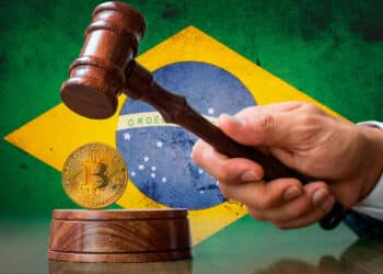 Martillo regulador junto a bitcoin y bandera de Brasil.