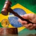 Martillo regulador junto a bitcoin y bandera de Brasil.