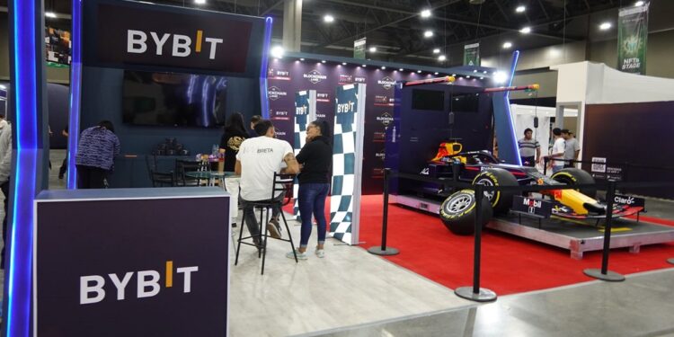 Una pareja conversa en el stand de Bybit en la conferencia Blockchain Land 2022