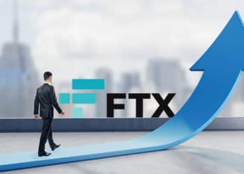 Hombre subiendo por una flecha junto a logo de FTX.