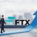 Hombre subiendo por una flecha junto a logo de FTX.