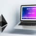 Ethereum junto a computadora con el sitio web de Metis.