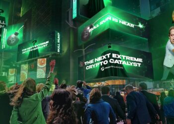 Personas en la calle viendo vallas publicitarias en las paredes de los edificios.