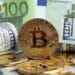 Bitcoin junto a dolares y euros.