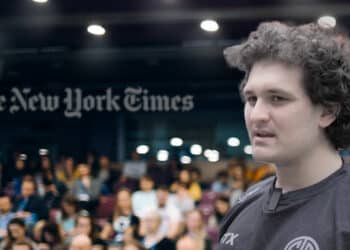 SBF con multitud en conferencia y logo de New York Times