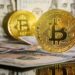 moneda de bitcoin sobre billetes de dólares