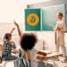 Maestra enseñándole a los niños sobre bitcoin en Brasil.