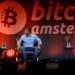 Leopoldo López y Alex Gladstein en la tarima del evento Bitcoin amsterdam