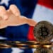 Bandera de Estados Unidos y Bitcoin con mano que confisca