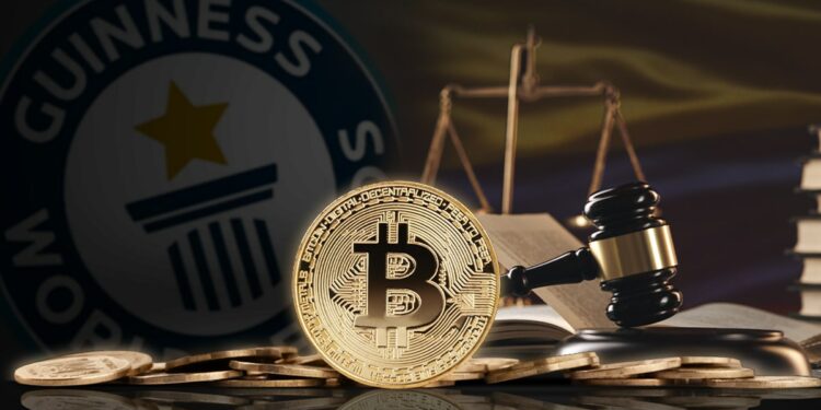 moneda de Bitcoin con libros de leyes, bandera de colombia y logo de los Records Guinnes en el fondo
