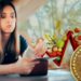 Mujer quejándose de la inflación junto a bitcoin.