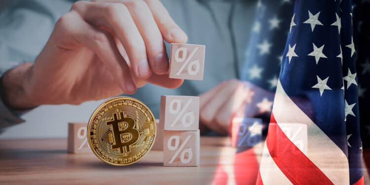 Bitcoin junto a bandera de Estados Unidos.