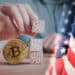 Bitcoin junto a bandera de Estados Unidos.