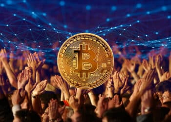 Multitud con reticuláreas azules y BTC