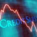 Logo de Credit Suisse en fondo con gráfico rojo
