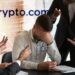 Persona representa a crypto.com y su equipo le reclama