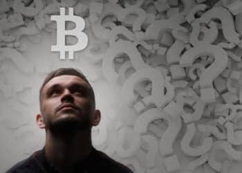 Fondo de signos de interrogación y persona mirando símbolo de Bitcoin